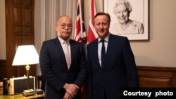 被监禁的香港媒体大亨和民主活动人士黎智英的儿子黎崇恩 (Sebastien Lai )周二(12月12日)会见了英国外相卡梅伦,游说英国争取黎智英获得释放。 (英国外交部社交媒体X账号截图)