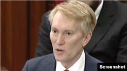 俄克拉荷马州共和党籍联邦参议员詹姆斯·兰克福德(Sen. James Lankford, R-OK)9月27日在美国参议院农业委员会就外国对美国的农业用地投资举行听证会上发言。(视频截图)