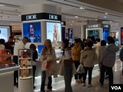 在香港旅游热点海港城的名店前,总是聚集来自中国内地游客,香港人的身影反而是比较罕见 (美国之音/林淦峰)