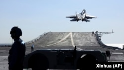 资料照:中国海军辽宁号航母在进行一次远海军训时一架舰载歼15战机从航母上起飞。(2021年12月31日)