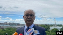 台湾行政院政务委员及经贸谈判办公室总谈判代表邓振中在驻美国台北经济文化代表处举办的“选择美国投资峰会”欢迎酒会上接受媒体联访。(2023年5月1日,美国之音锺辰芳拍摄)