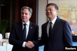 25일 중국을 방문 중인 토니 블링컨 미국 국무장관이 첸지닝 중국 상하이시 당 서기와 회동 전 악수를 나누고 있다.