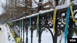 俄罗斯驻芬兰大使馆对面,抗议者悬挂的乌克兰标志物 (李北平拍摄)