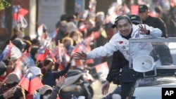 台湾在野党国民党总统候选人侯友宜在新台北市扫街拜票时向他的支持者们挥手致意。(2024年1月11日)