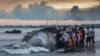 Warga mengelilingi bangkai paus sperma (Physeter Macrocephalus) yang terdampar di pantai Yeh Malet, Klungkung, 5 April 2023. (DICKY BISINGLASI/AFP)