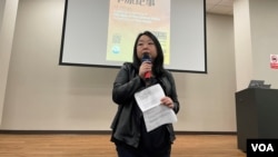 11月17日独立纪录片《中原纪事》放映会结束后,女权活动人士李思磐与现场观众互动。(美国之音 周星晨)