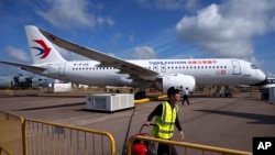 资料照片：2024年2月20日，一架C919飞机在新加坡航展期间展出。（美联社照片）