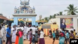 在印度坦米尔纳德邦卡玛拉·哈里斯的祖籍村图拉森德拉普拉姆,当地民众在寺庙前为卡玛拉·哈里斯祈祷。