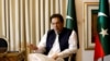 Mantan Perdana Menteri Pakistan Imran Khan berbicara dalam wawancara dengan Reuters di Lahore, Pakistan, pada 17 Maret 2023. (Foto: Reuters/Akhtar Soomro)