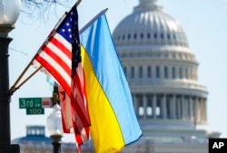 资料照 - 悬挂在美国国会山前的美国和乌克兰国旗。