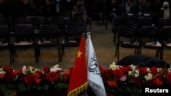 资料照:在喀布尔举行的一个记者会上中国国旗与阿富汗塔利班旗帜并排展示。(2023年1月5日)