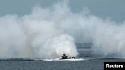 资料照:美菲海军在菲律宾三描礼士省举行两栖登陆联合演习。(2022年10月7日)