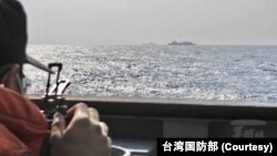 台湾国防部发布照片显示台湾军人严密监控中国海军“山东号”航母打击群编队穿越巴士海峡，经台湾东南海域，展开首次西太平洋航训的全程动向。（2023年4月5日）