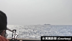 台湾国防部发布照片显示台湾军人严密监控中国海军“山东号”航母编队穿越巴士海峡,经台湾东南海域,展开首次西太平洋航训的全程动向。(2023年4月5日)