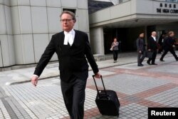 资料照:英国御用大律师欧文(Tim Owen )走出香港高院。(2016年11月2日)