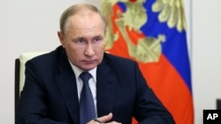 Presiden Rusia Vladimir Putin berbicara di kediaman Novo-Ogaryovo di luar Moskow, Rusia (foto: dok). Mahkamah Pidana Internasional (ICC) mengeluarkan surat perintah penangkapan terhadap Putin atas dugaan keterlibatannya dalam penculikan anak-anak dari Ukraina.