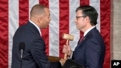 美国众议院少数党领袖哈吉姆·杰弗里斯把议长槌交给当选为议长的麦克·约翰逊。(2023年10月25日)