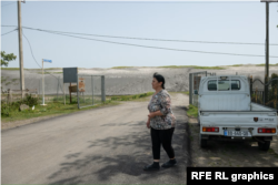 玛雅·斯瓦尼泽走在阿纳克利亚原本建造深海港的入口处。2020年施工后不久,合同被取消,留下成堆的沙子和泥土。