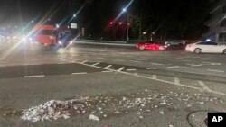 29일 한국 서울의 도로 한복판에 북한이 보낸 오물 풍선에서 터져나온 쓰레기가 뿌려져있다.