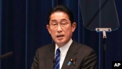 资料照:日本首相岸田文雄在东京举行的新闻发布会上发表讲话。(2023年2月24日)