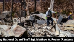 第50联合特遣队的搜索、救援和恢复人员在夏威夷拉海纳的山火受损地区进行搜索。(2023 年 8 月 15 日)