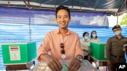 2023年5月14日,在泰国曼谷的一个投票站,前进党领袖皮塔·利姆加罗恩拉特在大选投票时摆出姿势。