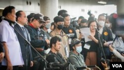 2023年10月12日,泰国国民在哈马斯冲突中从以色列撤离后抵达曼谷素万那普国际机场。其中一名泰国公民自称曾被困在交火中,膝盖中弹。 (美国之音记者拍摄)