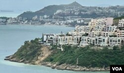 有从事建筑业的石澳原居民表示,红山半岛的独立屋分上、中、下三个区域,最底下靠海一带的独立屋有较多空间僭建地牢,甚至花园及游泳池(美国之音/汤惠芸)