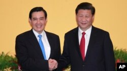 资料照:台湾前总统马英九与中国领导人习近平在新加坡举行会晤。(2015年11月7日)