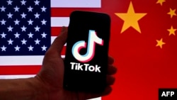 资料照:美中国旗与有着TikTok标识手机的图示