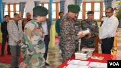 印度军官在印度阿鲁纳恰尔邦达洪喜马拉雅文化研究中心查看有关西藏学的学习材料(美国之音 贾尚杰)