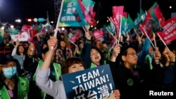 台湾民进党支持者1月13日挥舞“Team Taiwan,挺台湾”的旗帜,等候选举结果的揭晓