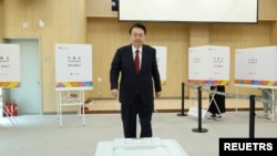 지난 5일 윤석열 한국 대통령이 부산에서 사전투표를 하고 있다.