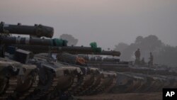 以色列士兵站在以色列和加沙边境集结区的一辆坦克上。(2024年1月1日)