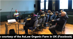 黄如荣在讲授种植知识。 (图片来源：欧罗有机农场英国分部脸书网站)