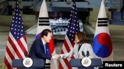 카멀라 해리스 미국 부통령과 윤석열 한국 대통령이 지난해 4월25일 미국 메릴랜드주 그린벨트에 있는 나사 고다드 우주비행센터를 방문해 연설을 하며 악수를 나누고 있다. (자료사진)