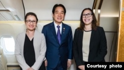 资料照：台湾副总统赖清德(中）从巴拉圭飞抵旧金山过境，美国在台协会理事主席劳拉·罗森伯格(右）与台湾驻美代表萧美琴登机迎接。(2023年8月16日，取自罗森伯格推文)