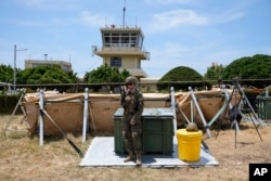 资料照:一名美军士兵站在菲律宾北部巴丹尼斯省巴斯科机场的控制塔附近。(2024年5月6日)