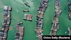 在中国福建省福州市连江县,无人机拍摄到台风“格美”逼近时停泊在港口的渔船。(2024年7月23日)