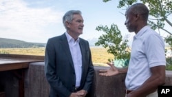 2023年8月25日,在怀俄明州大提顿国家公园莫兰附近举行的杰克逊霍尔经济研讨会期间,美联储主席杰罗姆·鲍威尔(左)与经济学家菲利普·杰斐逊在杰克逊湖小屋外对话。(美联社)