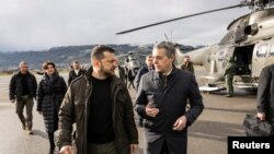 资料照片:瑞士外长卡西斯在瑞士机场迎接乌克兰总统泽连斯基。(2024年1月15日)