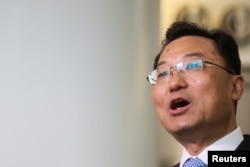 中国新任驻美大使谢锋抵达纽约机场时对媒体讲话。(2023年5月23日)