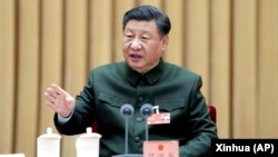 资料照片：中国领导人习近平在全国人大会议期间在解放军和武警部队代表团全体会议上讲话。(2023年3月8日)