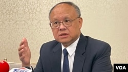 台湾行政院政务委员兼经贸谈判办公室总谈判代表邓振中在华盛顿举行记者会说明访美成果。(2023年5月4日,美国之音锺辰芳拍摄)