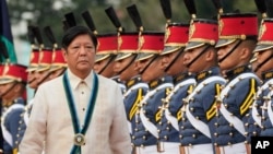 菲律宾总统费迪南德·小马科斯(Ferdinand Marcos Jr.)出席在阿吉纳尔多军事总部举行的菲律宾武装部队成立88周年纪念活动上视察军队。(2023年12月21日)