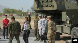 菲律宾总统马科斯视察美菲“肩并肩”年度联合军演。(2023年4月26日)