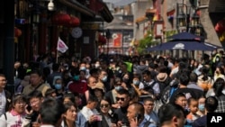 2023年5月1日,中国五一劳动节期间,北京前门步行购物街上挤满了游客。