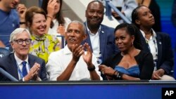 美国前总统巴拉克·奥巴马和夫人米歇尔·奥巴马在纽约观看美国网球公开赛首轮比赛。(资料照片:2023年8月28日)