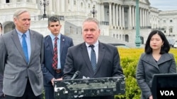 美国国会暨行政当局中国委员会（CECC ）主席、共和党联邦众议员克里斯·史密斯2024年3月22日在国会山召开记者会，批评香港通过“23条”立法措施将进一步破坏香港自由。（美国之音记者李逸华摄）