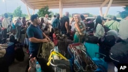 2023年8月2日,在尼日尔首都尼亚美,法国人和其他国民聚集在国际机场准备乘坐法国军用飞机飞往法国。